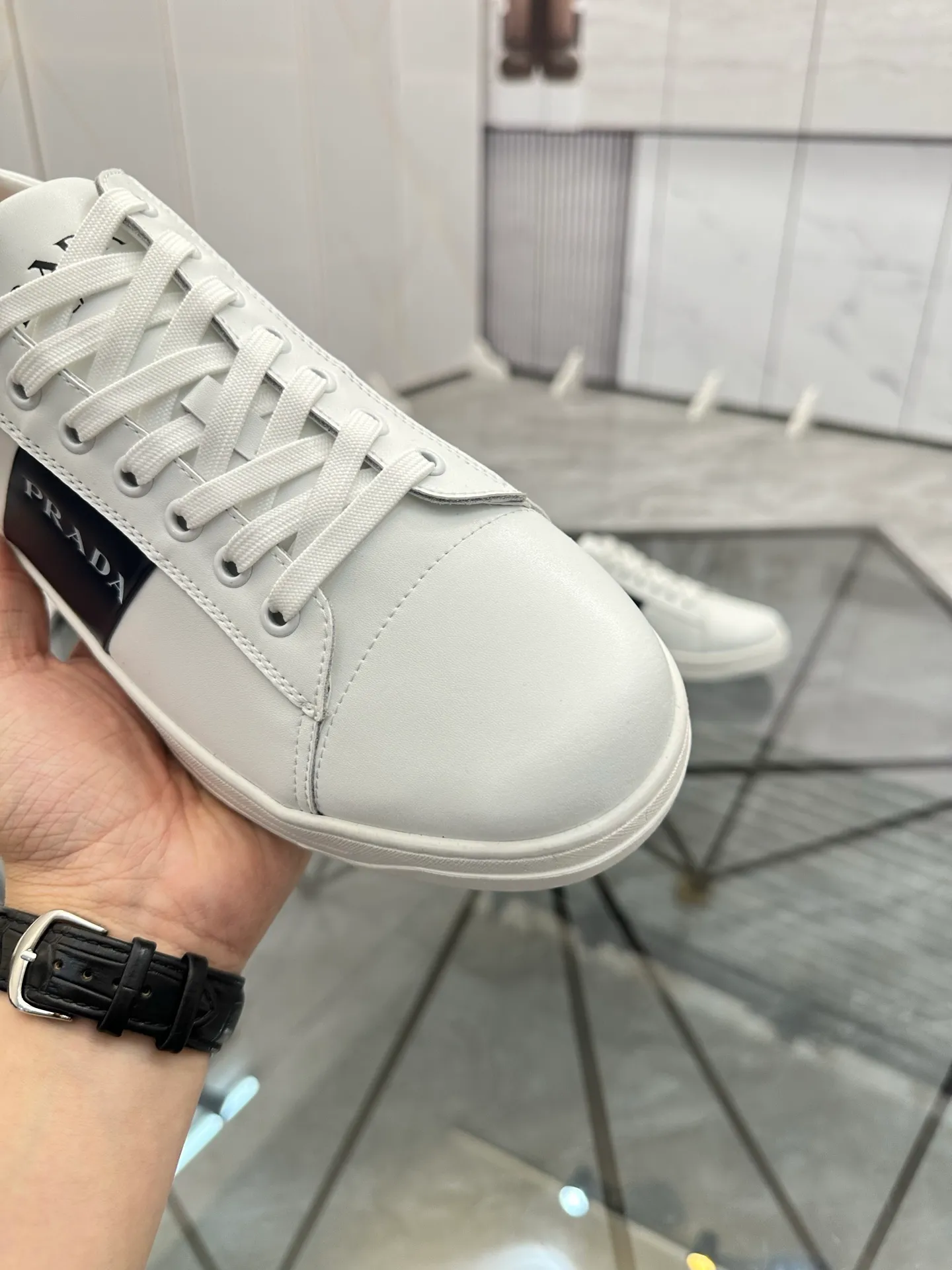 Men's shoes: 💰P400¥ Product trademark: Prada *"Prada*" low-top casual shoes Regular size: 38-44 (can be customized to 45) Product materials: imported cowhide upper, sheepskin lining, original outsole. Number: 020